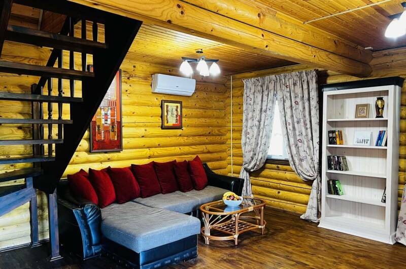 Двухэтажный домик с балконом и террасой (90 кв)