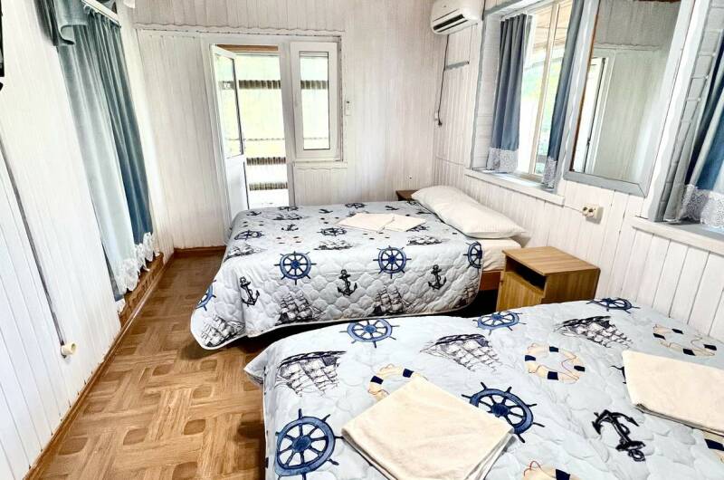 Комната для семьи с кухней и большой террассой