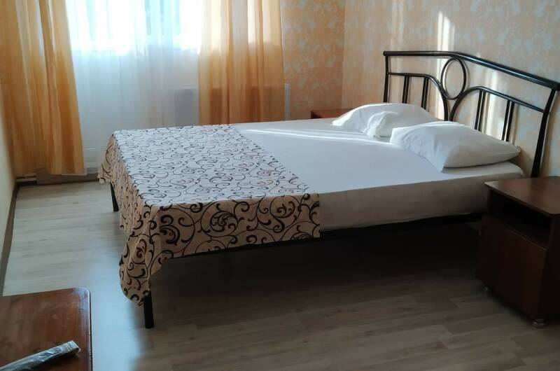 Комната для троих с балконом, удобства на этаже