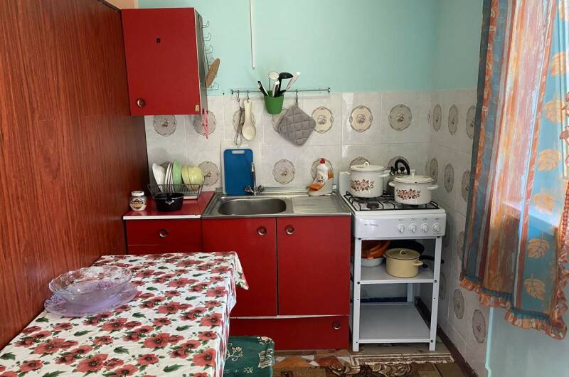 Двухкомнатный с кухней первый этаж