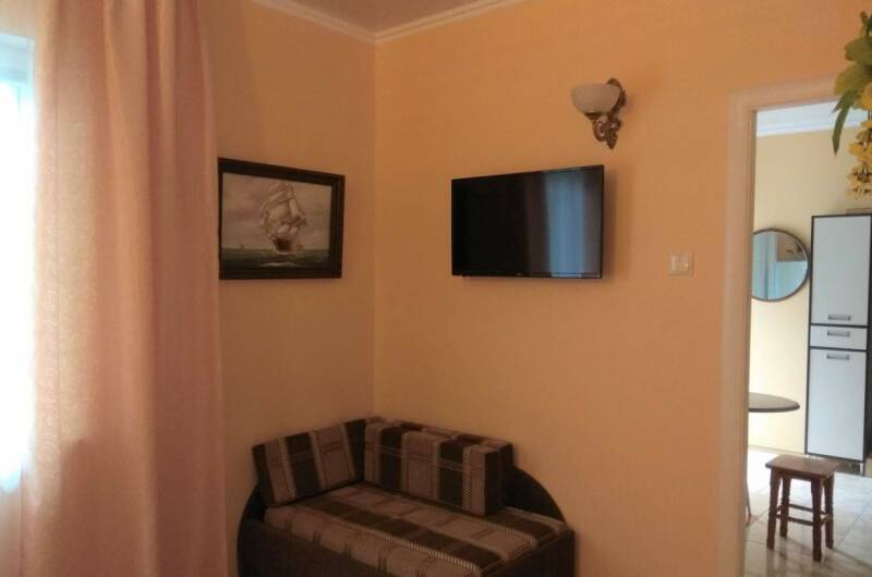 Двухкомнатные апартаменты с кухней и двориком