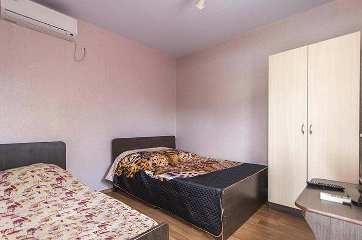 Трёхместный номер с удобствами на этаже