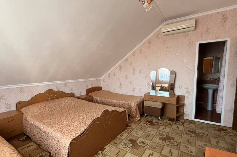 Семейный без балкона (1 и 5 этаж, вид на бассейн)