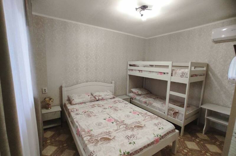Четырёхместный с двухъярусной кроватью