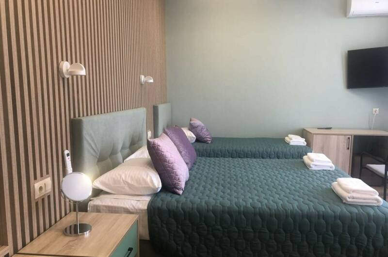 Трёхместный номер с балконом вид на море и горы