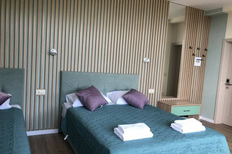 Трёхместный номер с балконом вид на море и горы