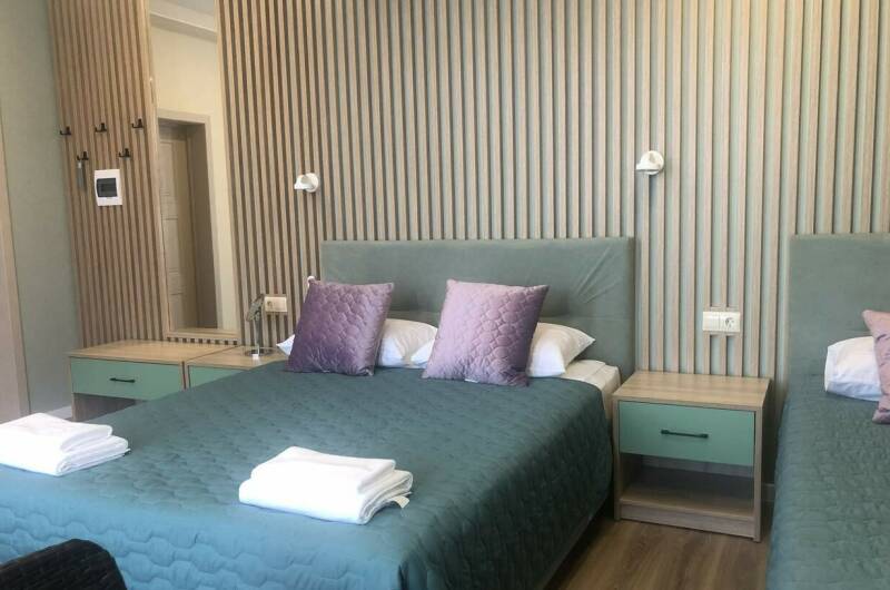 Трёхместный номер с балконом вид на море и горы