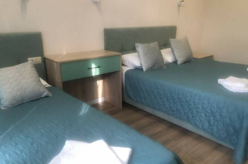 Трёхместный номер с патио и кухней