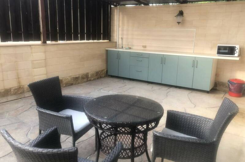 Трёхместный номер с патио и кухней