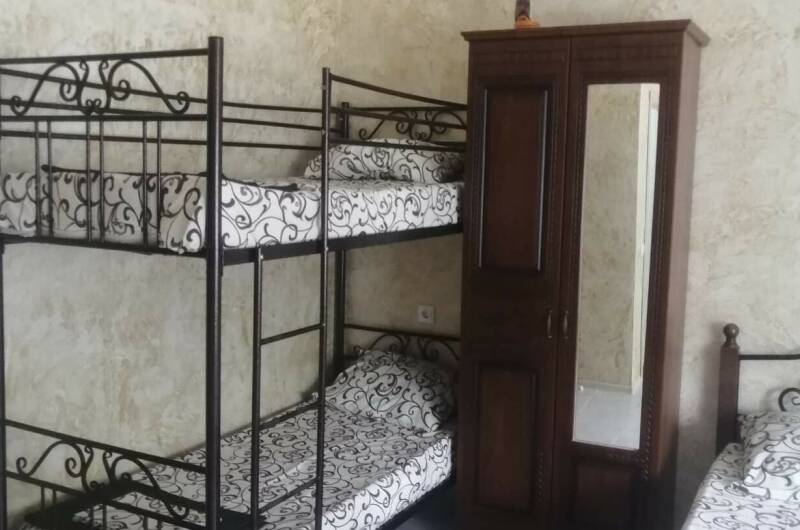 Четырёхместный «Семейный» с видом на ЖД и лес