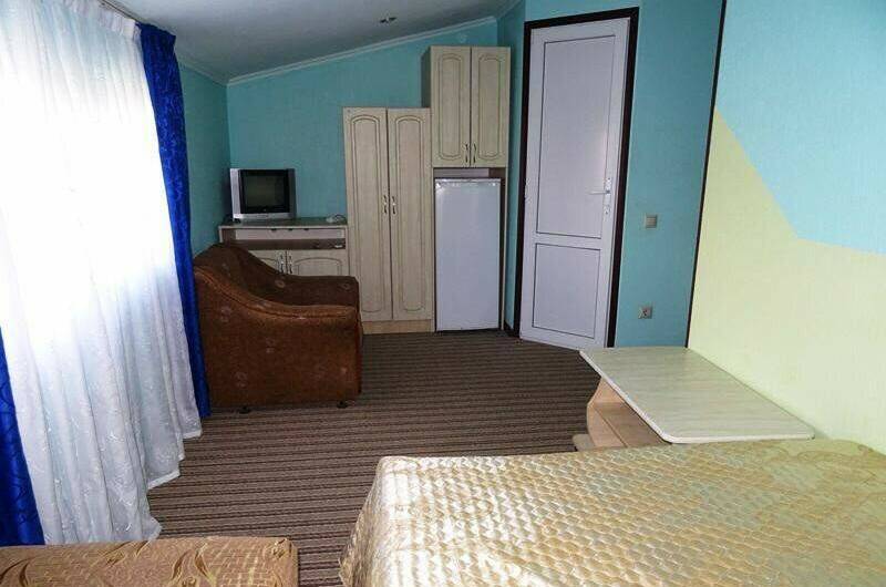 Трехместный номер без балкона с видом на горы