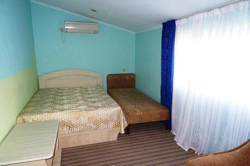 Трехместный номер без балкона с видом на горы