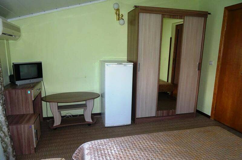 Трехместный номер без балкона с видом на горы