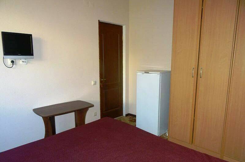 Трехместный номер без балкона с видом на горы