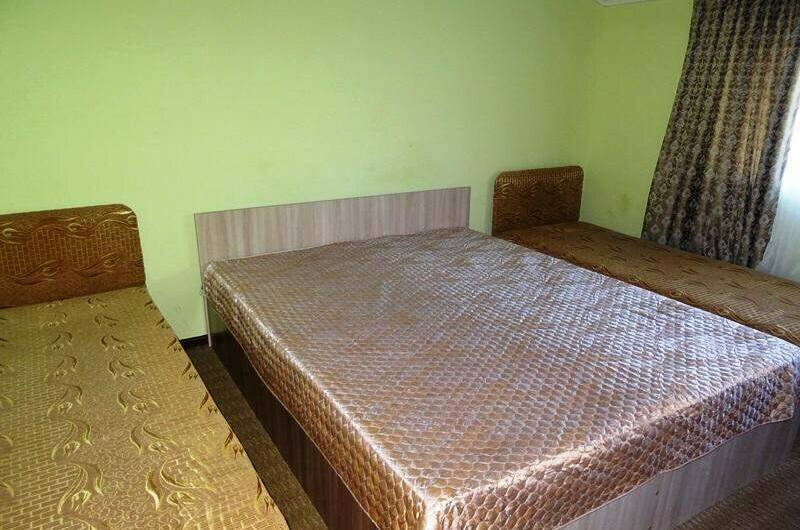 Четырехместный номер без балкона с видом на горы