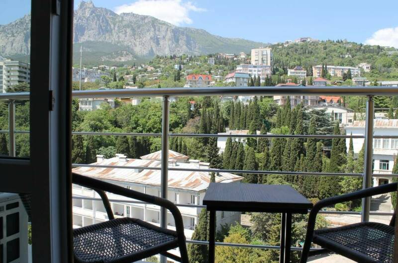 Студия «Люкс» (вид: гора Ай-Петри)