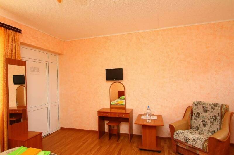 Трехместный с двумя полутораспальными кроватямию