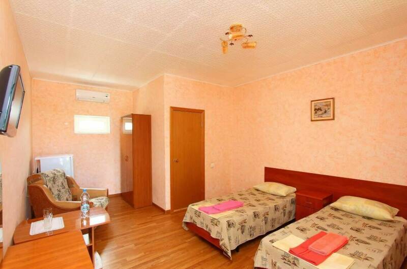 Трехместный с двумя полутораспальными кроватямию