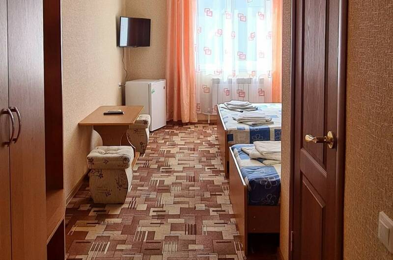 Трёхместный номер с двуспальной кроватью