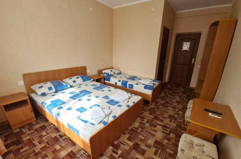 Трёхместный номер с двуспальной кроватью