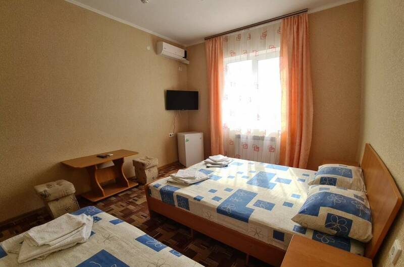 Трёхместный номер с двуспальной кроватью