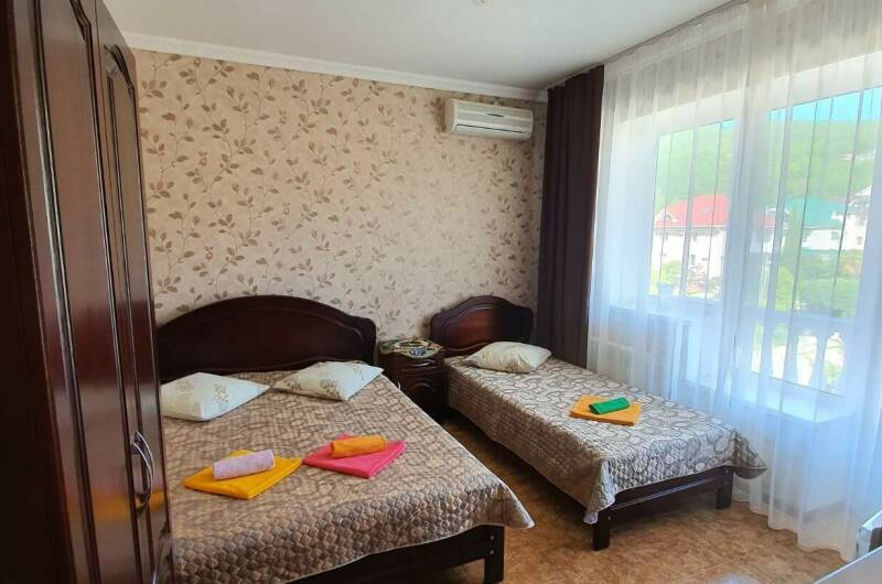 Трёхместный номер с балконом