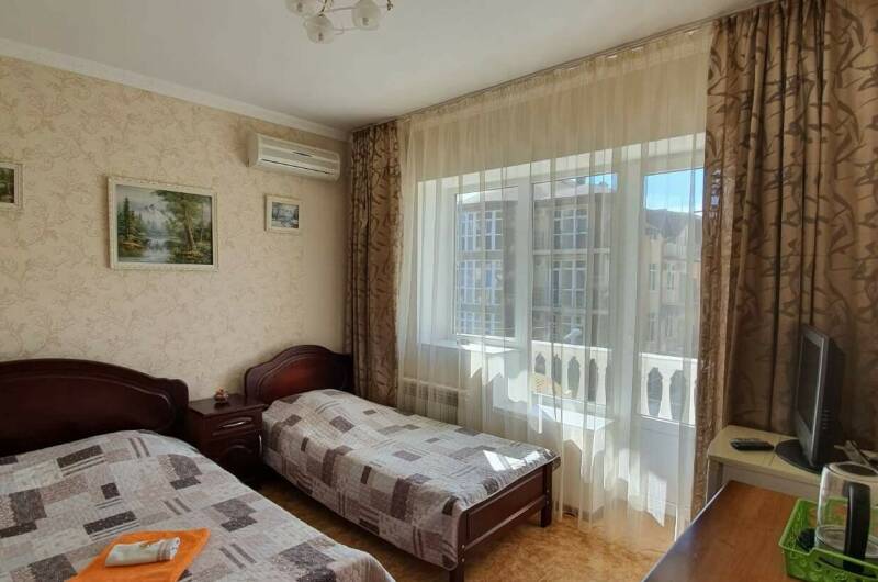 Трёхместный номер с балконом