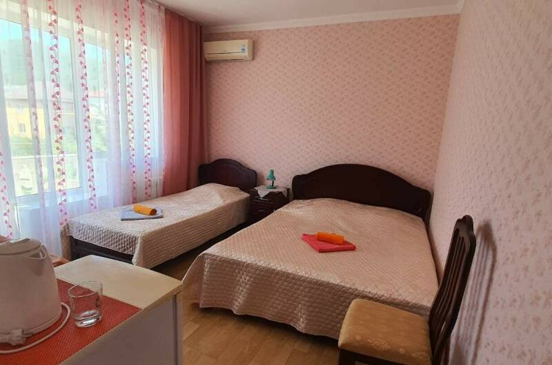 Трёхместный номер с балконом