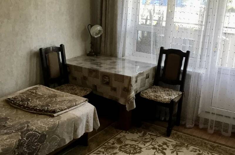 На втором этаже с балконом