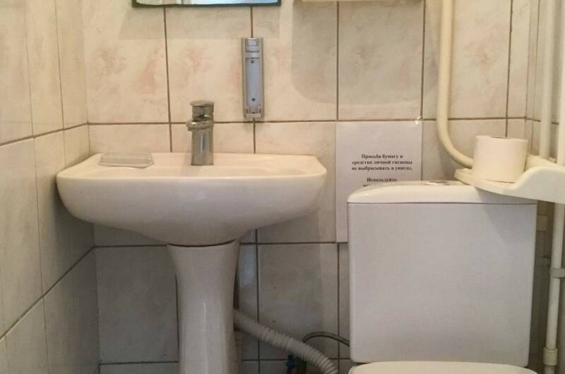 На втором этаже с балконом