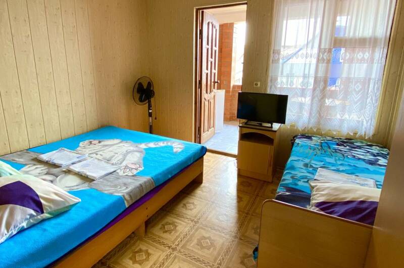 Трёхместный номер «Эконом» класса с балконом