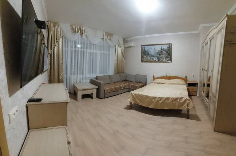 2х комнатный с балконом в отдельном коттедже