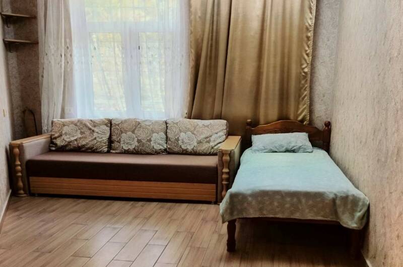 2х комнатный с балконом в отдельном коттедже