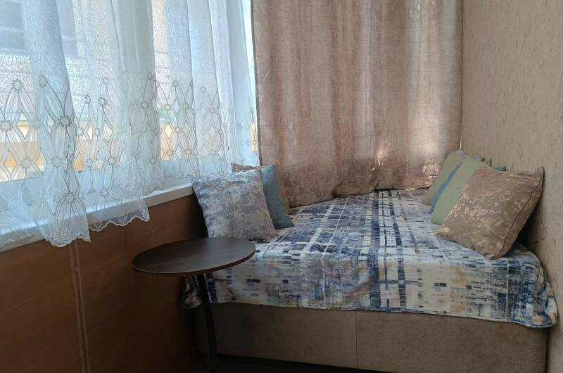 2х комнатный с балконом в отдельном коттедже