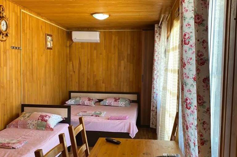 Трехместный домик с видом на море
