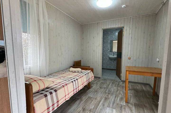 Трехместный двухкомнатный домик