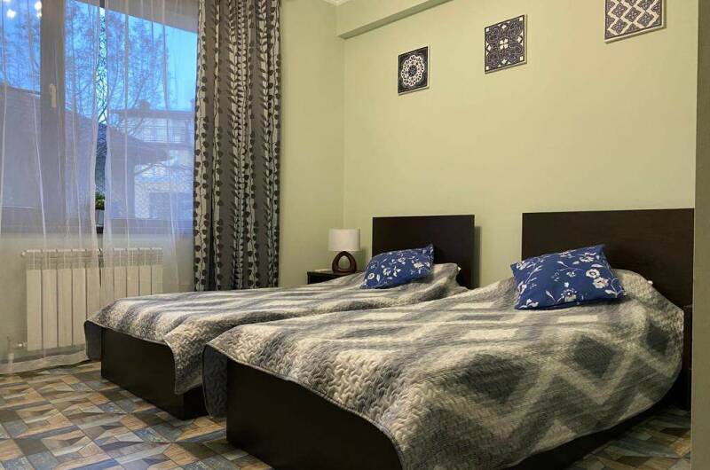 Трехместный номер на первом этаже без балкона