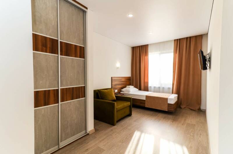 Большой номер с разделенными зонами и кухней
