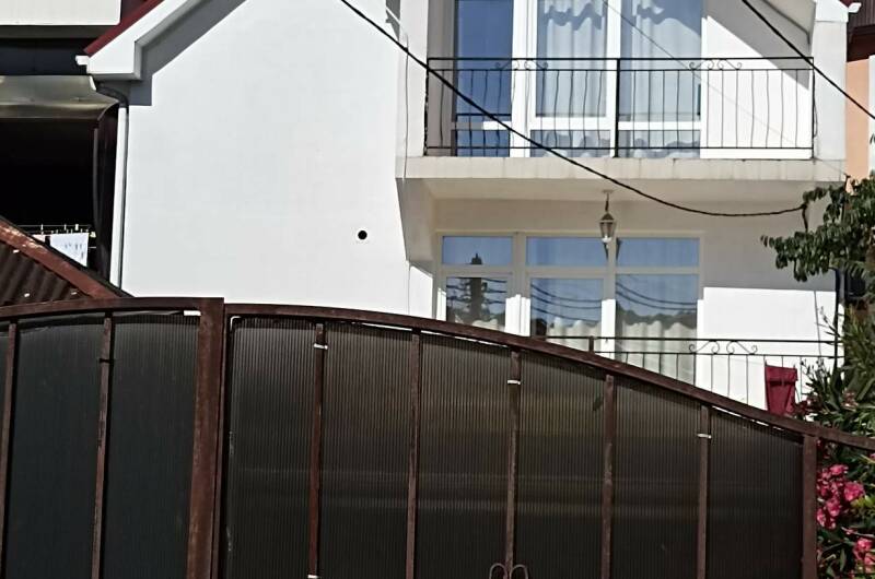 Трёхместный номер на третьем этаже, вид на горы
