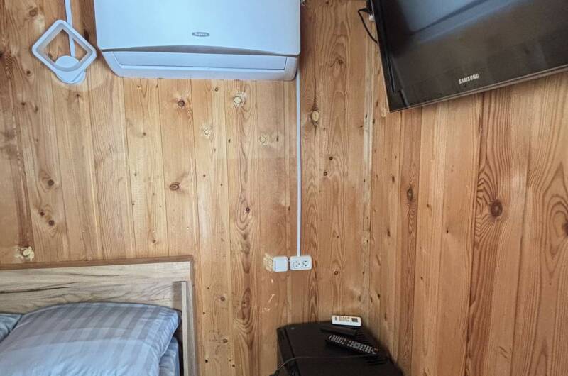 2х местный номер с общим душем и туалетом на улице