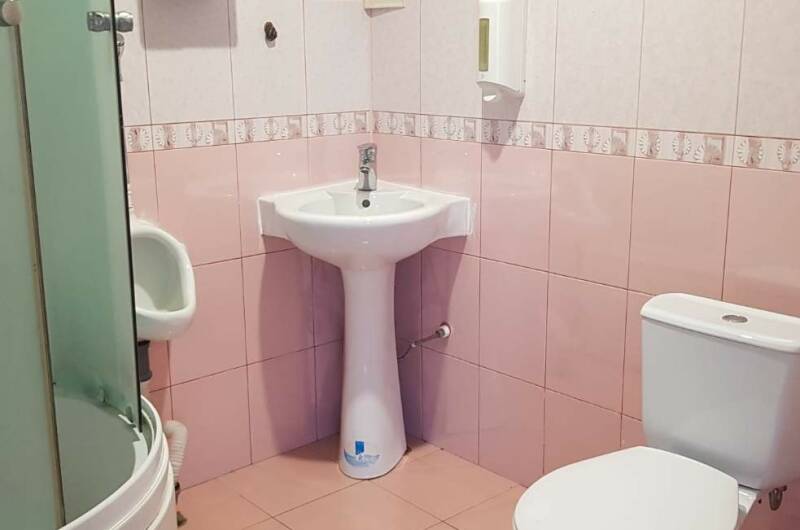 Номер недорого с душем на улице
