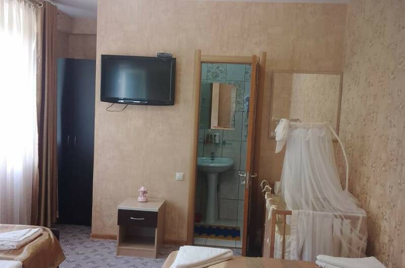 Трёхместный стандарт с балконом улучшенный номер 8