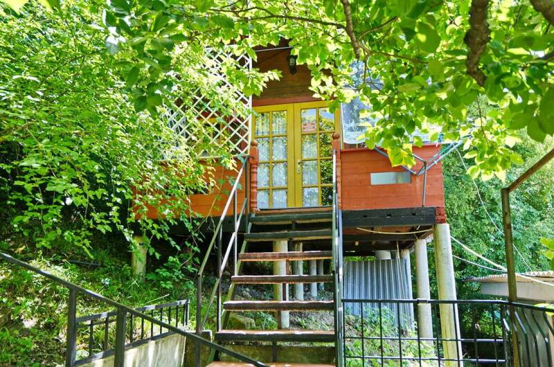Деревянный домик с террасой (4 — человека)