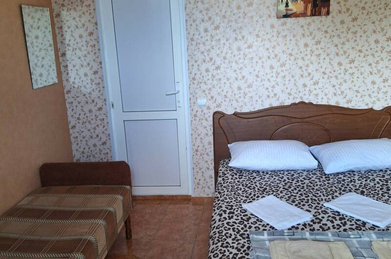 Трехместный номер с боковым балконом