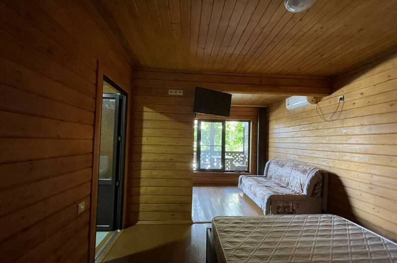 Трёх-четырехместный номер из натурального дерева