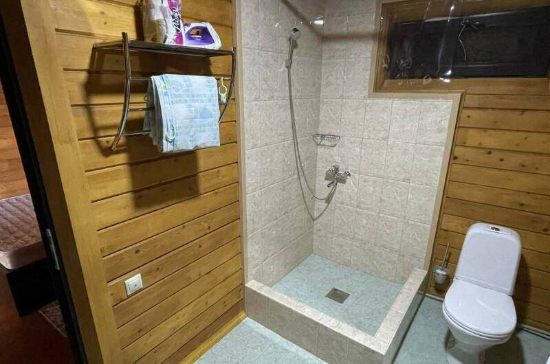 Трёх-четырехместный номер из натурального дерева