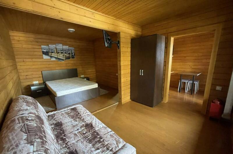 Трёх-четырехместный номер из натурального дерева