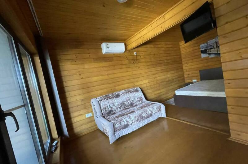 Трёх-четырехместный номер из натурального дерева