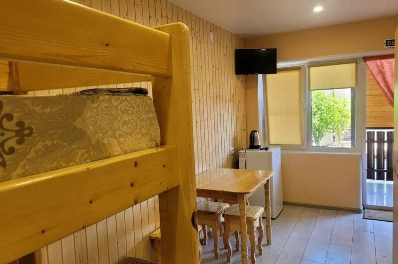 «Стандарт» с балконом 4-х местный