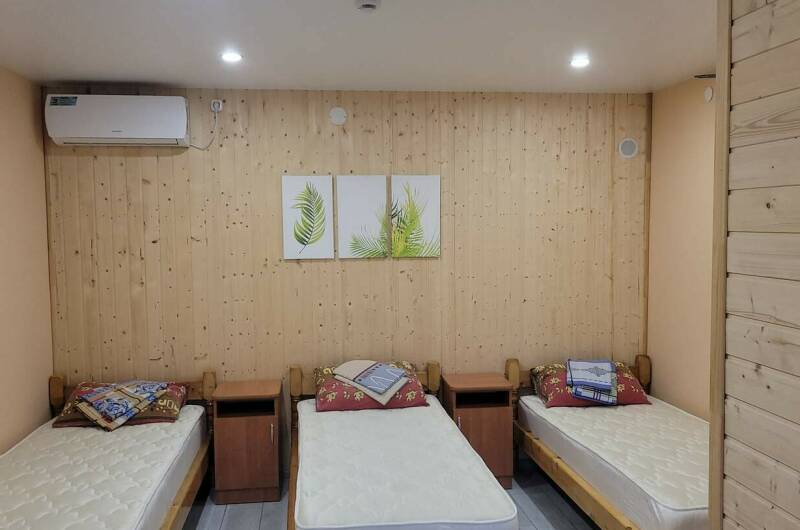 «Стандарт» с балконом 3-х местный